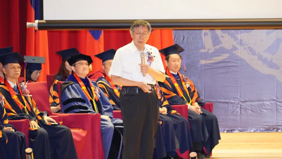 台北市長柯文哲15日上午出席陽明大學畢業典禮,否認近日曾與總統蔡英文會面 。(台北市政府提供)