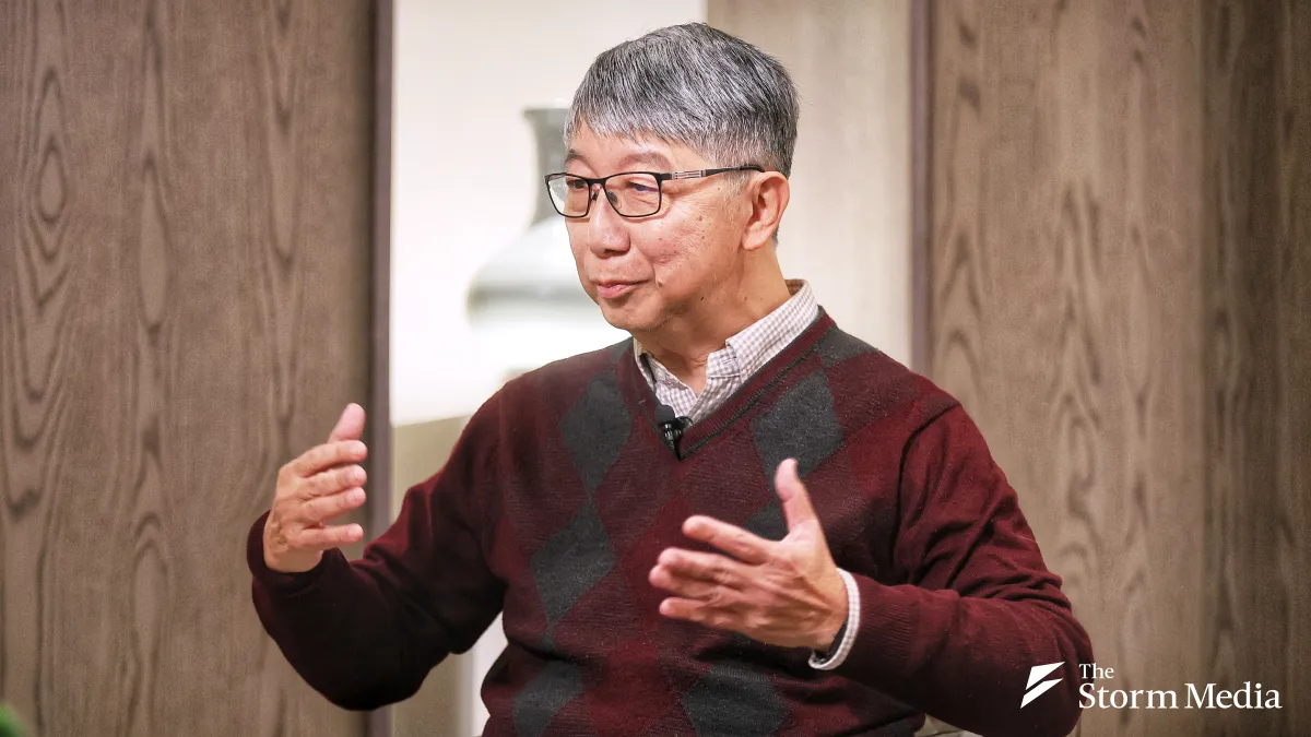 Former TSMC R&D Director Yang Guanglei (楊光磊) analyzes China's semiconductor development status on Storm Media's current-affairs program “Fly to the World”. (Photo by Ke Chenghui)