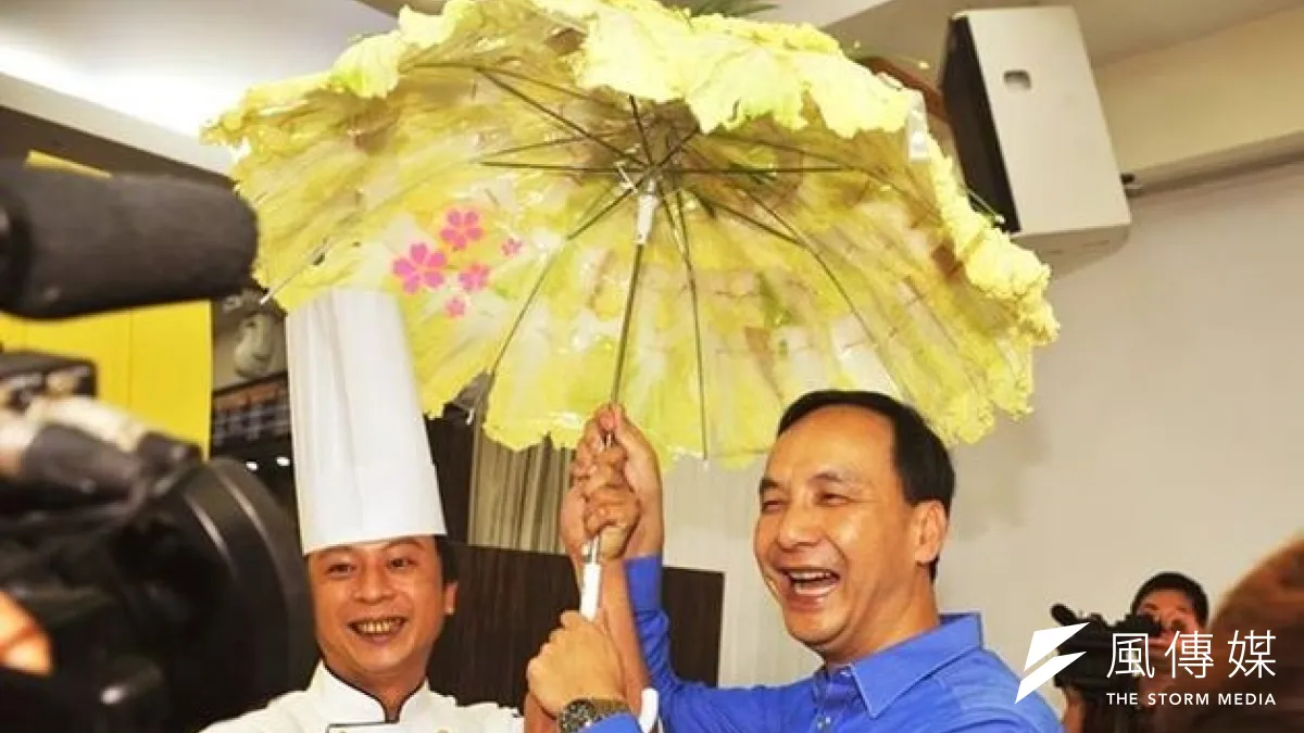 新北市長朱立倫接受冰桶挑戰,準備19日上午貼出影片,誰能跟他講這把大白菜做成的傘是擋不了冰水的啊。(取自朱立倫臉書)