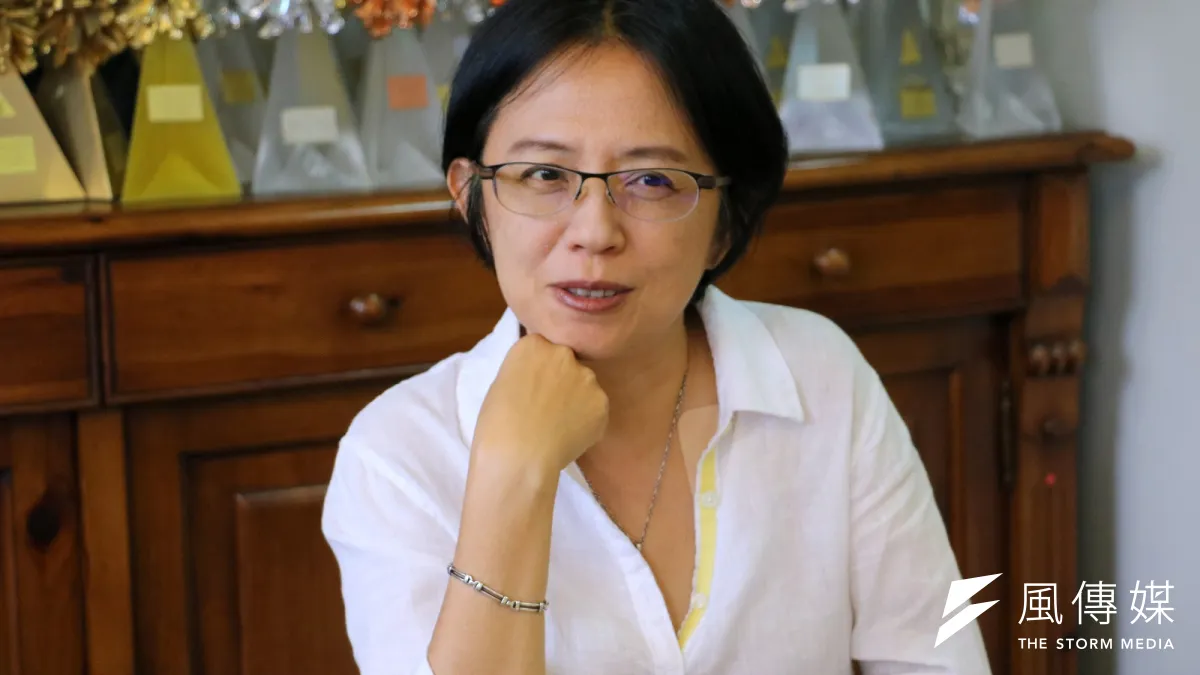 周筱俐身後滿滿都是偉太廣告獲獎的肯定。(圖/陳鈞煥攝)