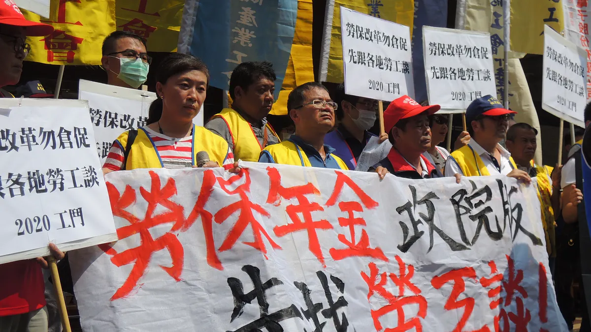 想推勞保年改就引發抗議與爭議,但如果現代貨幣理論是真的,那由政府無限制挹注即可解決問題。(圖/DSCN0023@flickr)