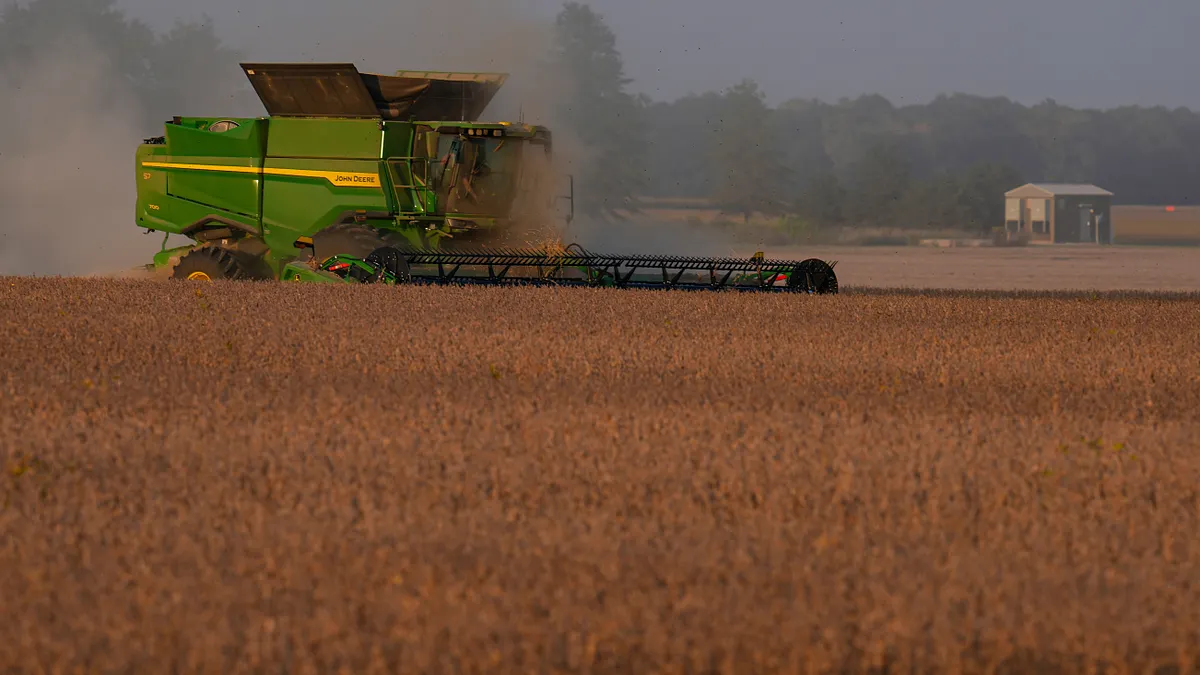 美國印第安納州的農民正在收割大豆。(美聯社) 美國印第安納州的農民正在收割大豆。(美聯社)
