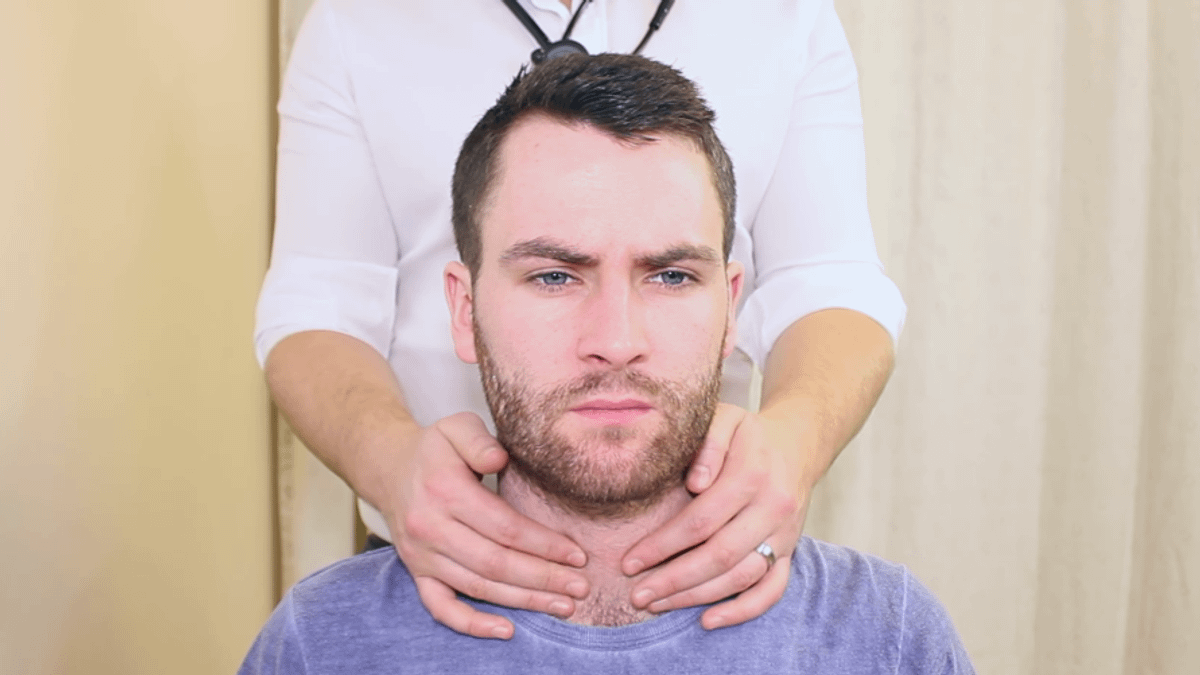 副甲狀腺素協助調節骨骼中鈣離子釋出,維持人體血液鈣磷平衡,並幫助吸收食物中鈣質。(示意圖非本人/翻攝自youtube) 副甲狀腺素協助調節骨骼中鈣離子釋出,維持人體血液鈣磷平衡,並幫助吸收食物中鈣質。(示意圖非本人/翻攝自youtube)