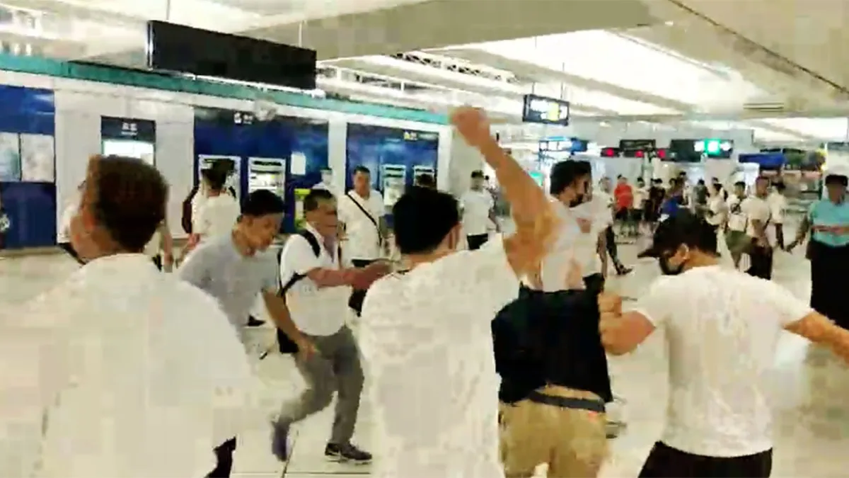 721元朗地鐵站襲擊事件,發生大批黑社會背景的白衣人無差別攻擊示威者與無辜市民。(翻攝自香港立場新聞網站)