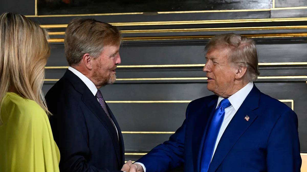 2025年6月24日,川普(右)抵達荷蘭海牙北約峰會前夕,在 Paleis Huis ten Bosch 參加正式晚宴,受到荷蘭國王威廉・亞歷山大和荷蘭王后馬克西瑪的歡迎。 (美聯社)