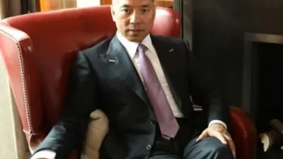 中國富豪郭文貴現居美國,在媒體採訪和推特中不斷「爆料中共高層的腐敗內幕」(BBC中文網)