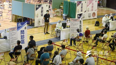 新冠疫情蔓延快速,為因應大量民眾對於施打疫苗的需求,政府布建了生產線模式的疫苗接種站。(資料照,柯承惠攝)