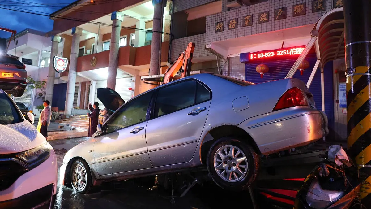 樺加沙帶來驚人雨勢,花蓮馬太鞍溪上游堰塞湖壩頂23日潰決,造成光復傷亡慘重。(資料照,顏麟宇攝) 樺加沙帶來驚人雨勢,花蓮馬太鞍溪上游堰塞湖壩頂23日潰決,造成光復傷亡慘重。(資料照,顏麟宇攝)