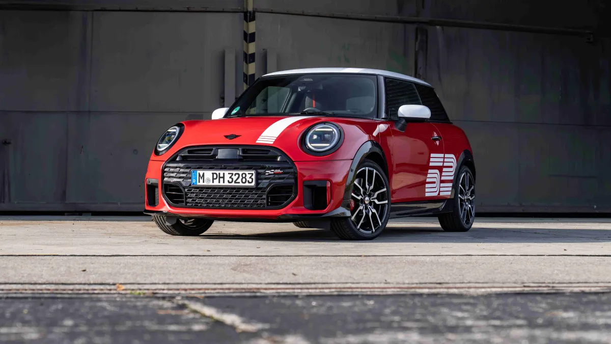 Mini在台推出「Mini 1965 Victory Edition」限量特仕車,售價216萬元起。(Mini提供)