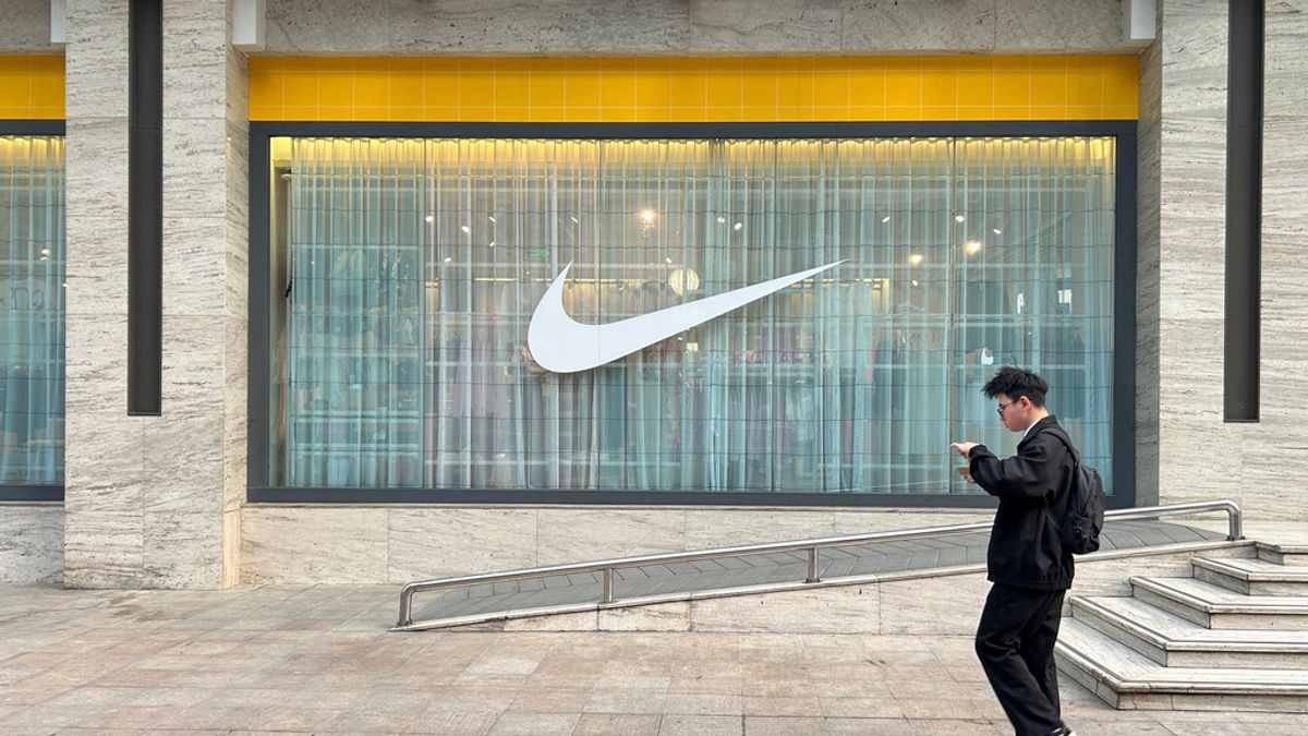 2025年4月3日。ベトナムのハノイにあるナイキショップの前を通過する男性。(AP) 2025年4月3日。ベトナムのハノイにあるナイキショップの前を通過する男性。(AP)