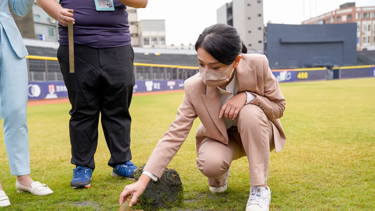 新竹市長高虹安日前前往新竹棒球場針對廢棄物問題進行勘查。(資料照,新竹市政府提供)