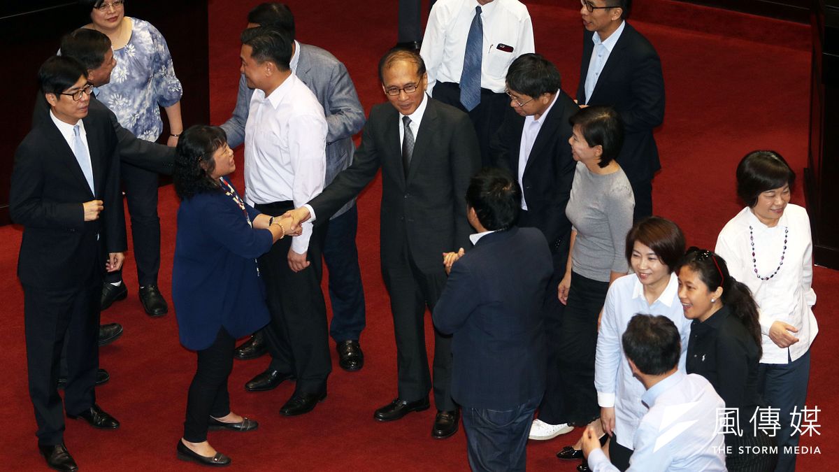 H前瞻基礎建設條例三讀通過,行政院長到立院向立委致意。(蘇仲泓攝).JPG H前瞻基礎建設條例三讀通過,行政院長到立院向立委致意。(蘇仲泓攝).JPG