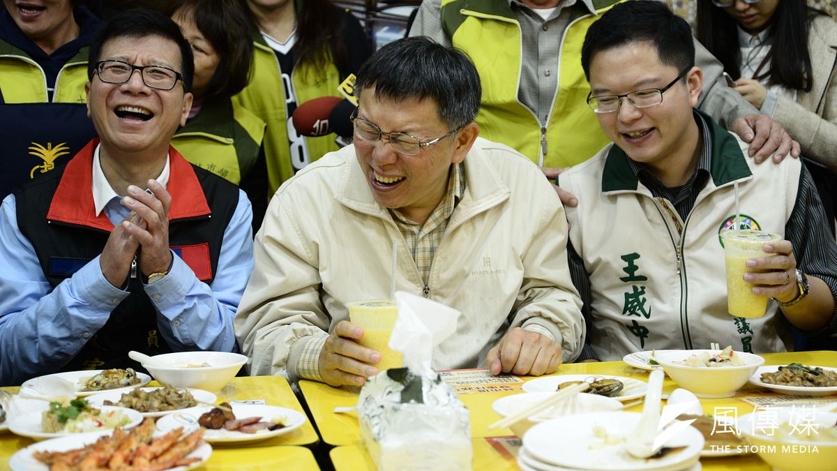 民進黨未來若在台北市長提名,民進黨籍市議員也擔心柯文哲替他黨輔選,搶走票源,圖為柯文哲視察士林市場,不少綠營議員包括王威中(右)、謝維洲、陳慈慧等都跟陪同,新黨籍立委候選人潘懷宗也現身柯身旁。(資料照片,林俊耀攝) 民進黨未來若在台北市長提名,民進黨籍市議員也擔心柯文哲替他黨輔選,搶走票源,圖為柯文哲視察士林市場,不少綠營議員包括王威中(右)、謝維洲、陳慈慧等都跟陪同,新黨籍立委候選人潘懷宗也現身柯身旁。(資料照片,林俊耀攝)