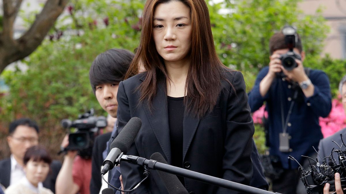 2018年5月1日,大韓航空前高階主管、母公司「韓進集團」總裁趙亮鎬二女兒趙顯玟為自己羞辱員工的惡行道歉。(AP) 2018年5月1日,大韓航空前高階主管、母公司「韓進集團」總裁趙亮鎬二女兒趙顯玟為自己羞辱員工的惡行道歉。(AP)