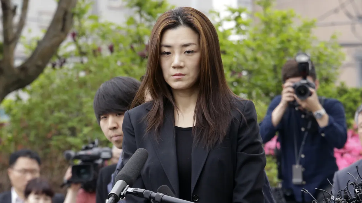 2018年5月1日,大韓航空前高階主管、母公司「韓進集團」總裁趙亮鎬二女兒趙顯玟為自己羞辱員工的惡行道歉。(AP)
