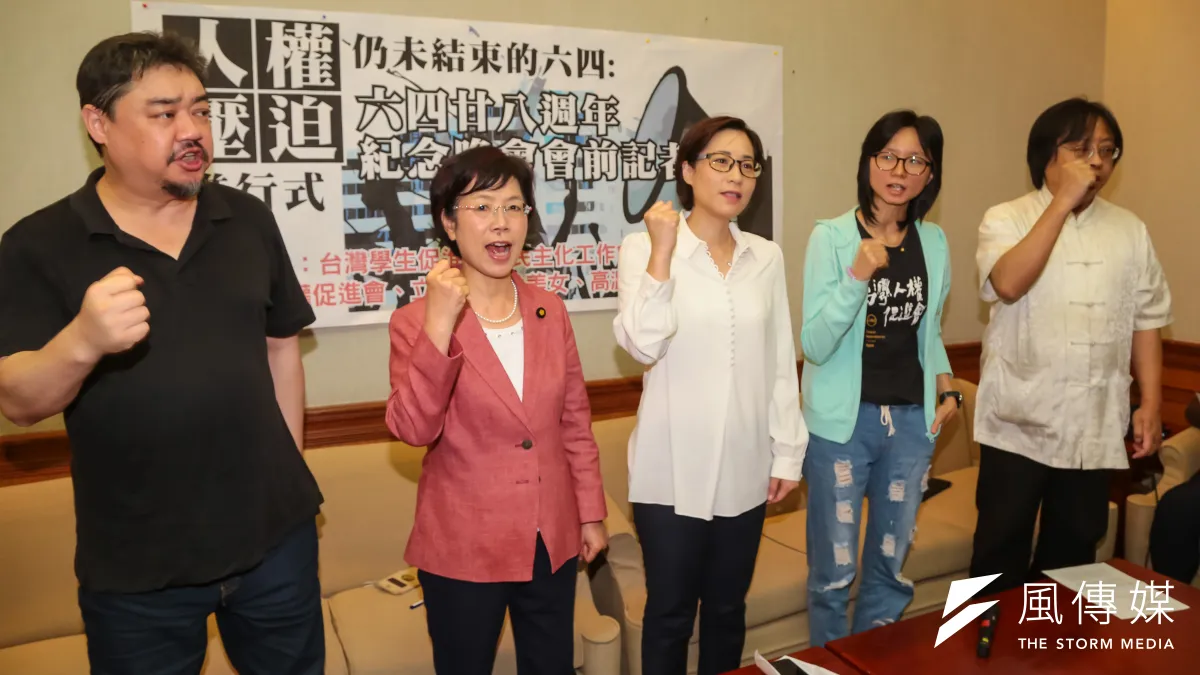 六四民運人士吾爾開希、民進黨立委尤美女、時代力量立委高潞‧以用等人2日於立院召開「人權壓迫進行式─仍未結束的六四」六四紀念晚會前記者會。(顏麟宇攝)