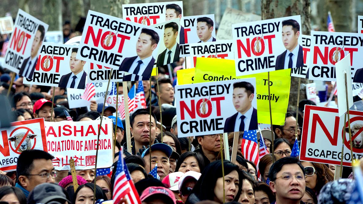 紐約華裔警員梁彼得誤殺黑人遭起訴,紐約民眾上街聲援(美聯社) 紐約華裔警員梁彼得誤殺黑人遭起訴,紐約民眾上街聲援(美聯社)