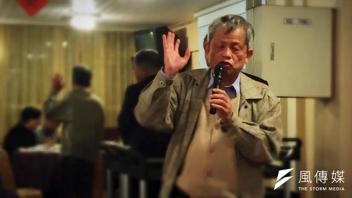 榮總醫師郭正典領取民進黨總統提名初選表格,但尚未繳五百萬保證金。(取自郭正典臉書)