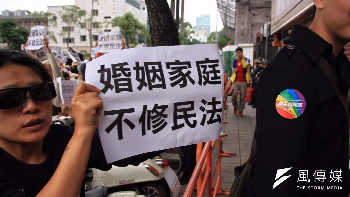 反同婚(左)與挺同婚者正面交鋒。(曾原信攝)