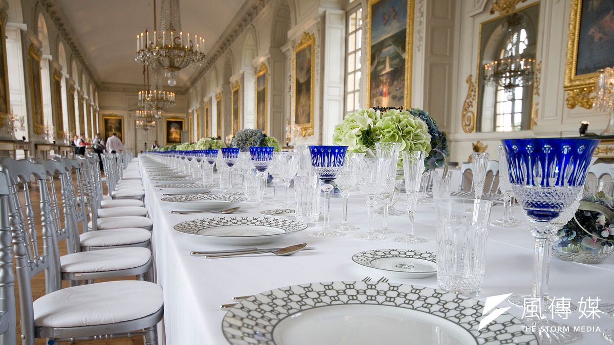 Saint-Louis的Tommy利用不同技法施作兼顧視覺平衡美感及飲用時的握杯手感,備增品飲樂趣。 Saint-Louis的Tommy利用不同技法施作兼顧視覺平衡美感及飲用時的握杯手感,備增品飲樂趣。