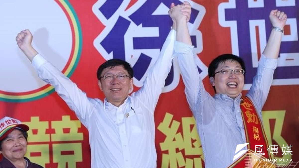 無黨籍台北市長參選人柯文哲26日為國民黨立委徐欣瑩胞弟、競選市議員的徐世勳站台。(吳逸驊攝) 無黨籍台北市長參選人柯文哲26日為國民黨立委徐欣瑩胞弟、競選市議員的徐世勳站台。(吳逸驊攝)