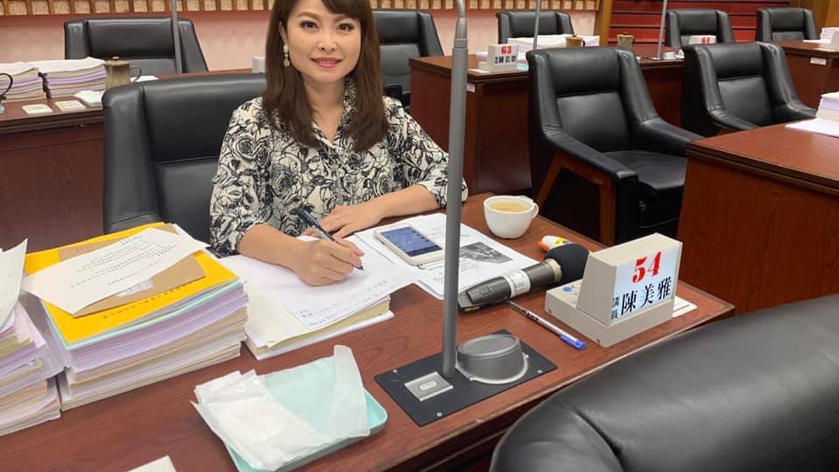 國民黨高雄市議員陳美雅關心鴻海集團高雄投資MOU,質詢時問市長韓國瑜。(圖/翻攝自議員陳美雅臉書) 國民黨高雄市議員陳美雅關心鴻海集團高雄投資MOU,質詢時問市長韓國瑜。(圖/翻攝自議員陳美雅臉書)
