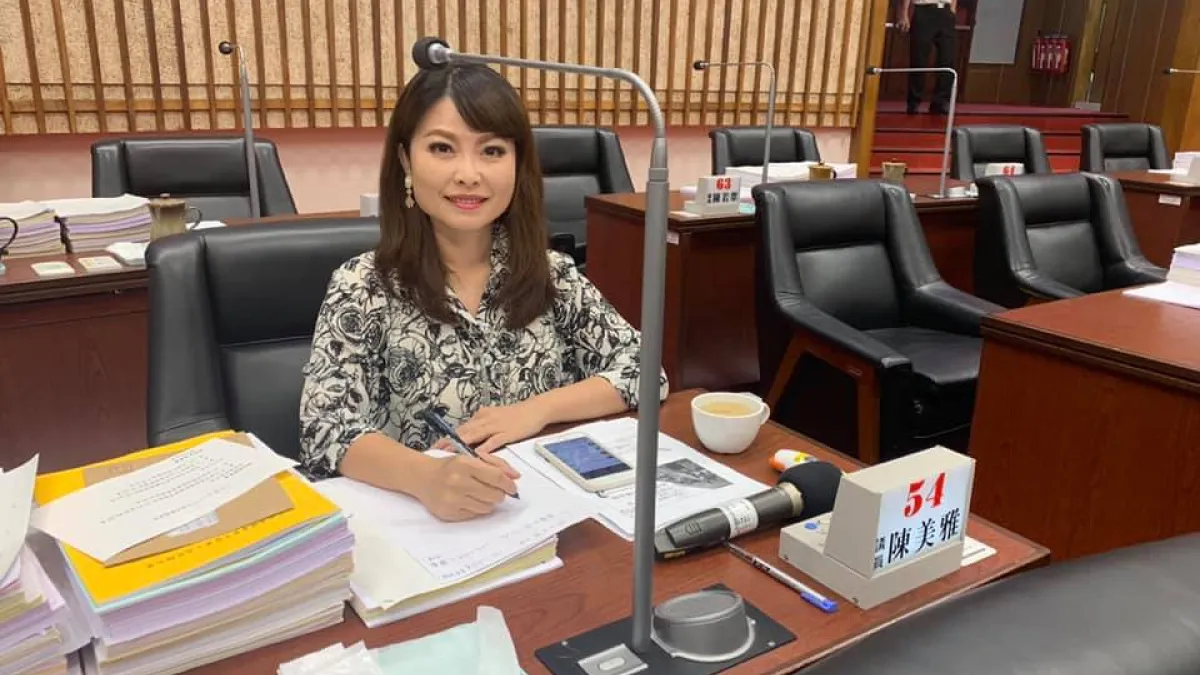國民黨高雄市議員陳美雅關心鴻海集團高雄投資MOU,質詢時問市長韓國瑜。(圖/翻攝自議員陳美雅臉書)