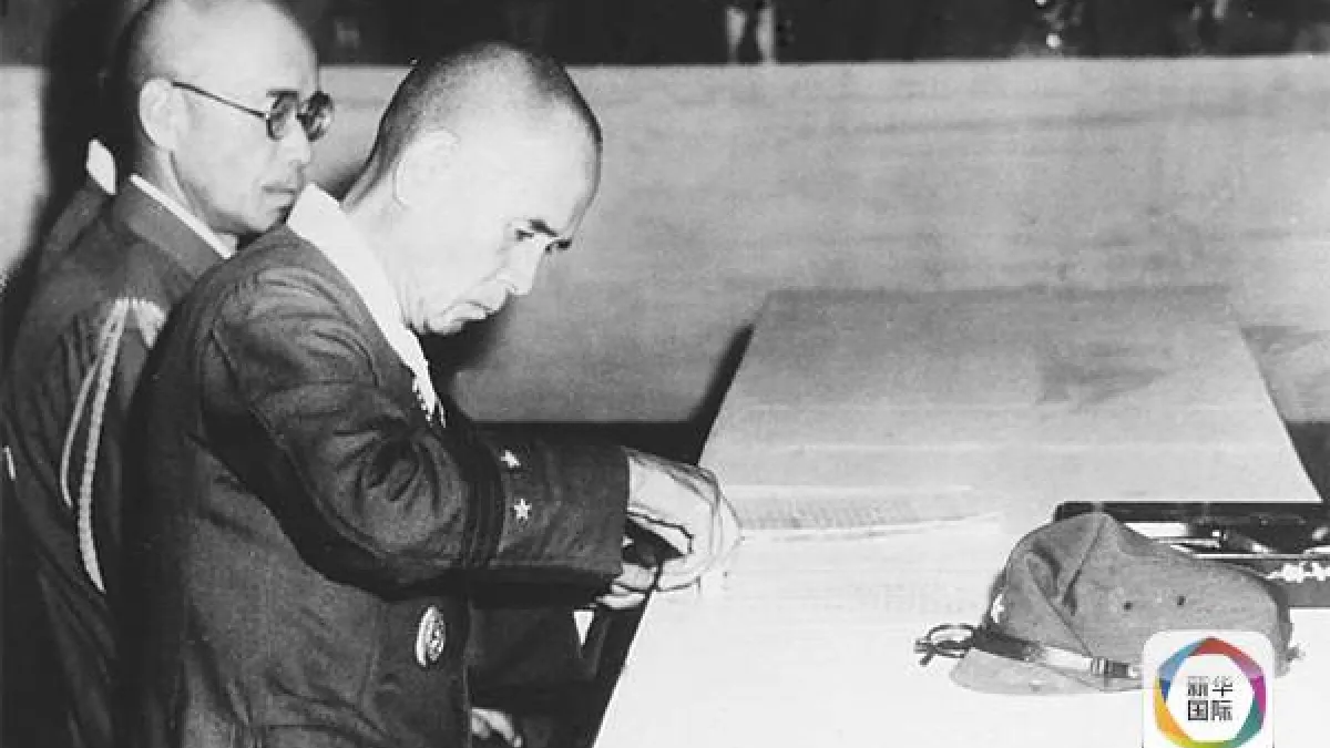 日軍總司令岡村寧次等在南京簽蓋降書,還向中方交出隨身佩刀,象徵日軍正式向中國投降。(資料照,新華社)