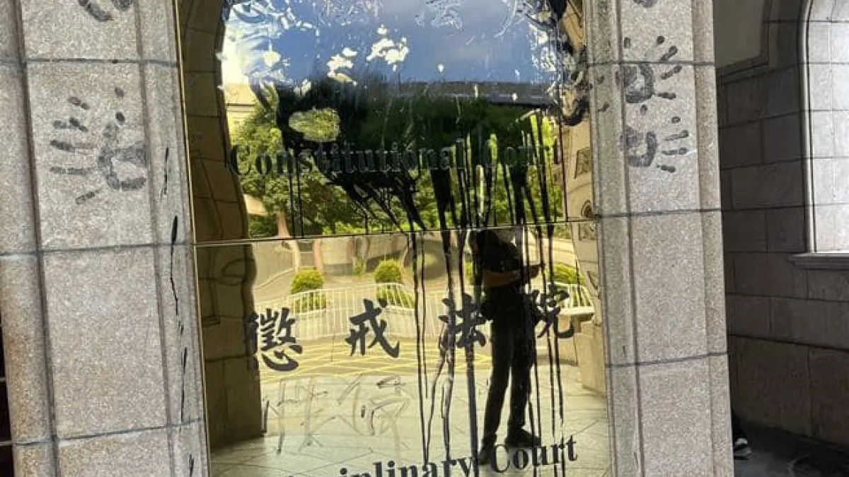 憲法法庭銜牌被潑黑漆、四周還蓋滿黑手印,司法院為大法官的安全感到憂慮。(取自Threads)