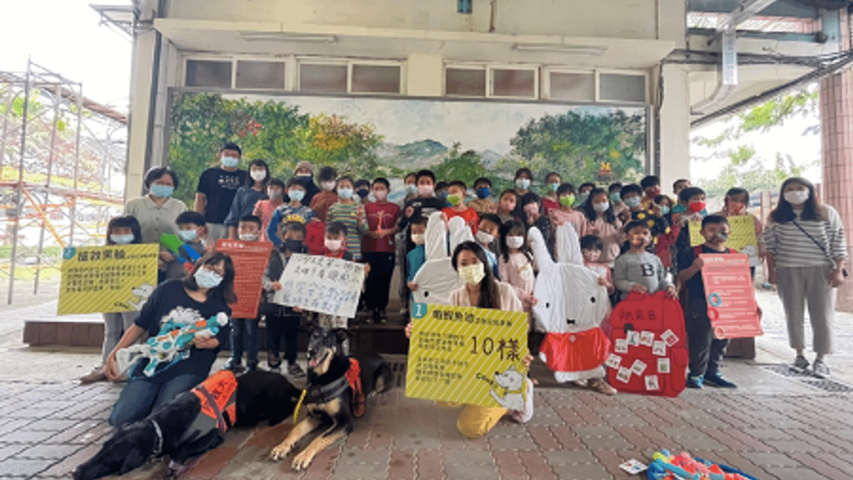 高雄市動物保護處和消防局特搜中心的搜救犬隊本月18日特別在美濃廣興國小舉辦互動式地震防災闖關活動,讓大家深刻了解,平時就要準備的寵物防災包裡該準備什麼。(圖/高雄市農業局提供) 高雄市動物保護處和消防局特搜中心的搜救犬隊本月18日特別在美濃廣興國小舉辦互動式地震防災闖關活動,讓大家深刻了解,平時就要準備的寵物防災包裡該準備什麼。(圖/高雄市農業局提供)