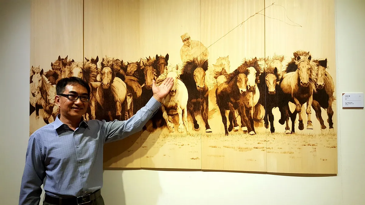 來自內蒙古的新住民林峰烙畫作品「生命的力量」 花了三個月完成。(圖/屏東縣政府提供) 來自內蒙古的新住民林峰烙畫作品「生命的力量」 花了三個月完成。(圖/屏東縣政府提供)