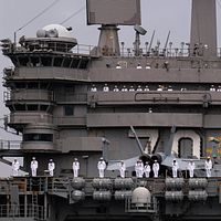 米軍空母カール・ヴィンソン(CVN 70)真珠湾到着後、2024年の環太平洋演習(RIMPAC)に参加準備。(米国海軍公式サイト) 米軍空母カール・ヴィンソン(CVN 70)真珠湾到着後、2024年の環太平洋演習(RIMPAC)に参加準備。(米国海軍公式サイト)