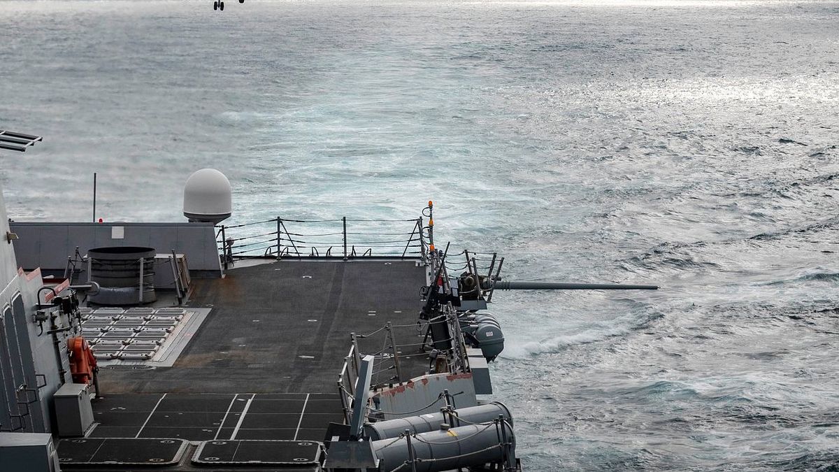 美軍MH-60海鷹直升機起降,遠處偏右位置的船體縮影,被認為是我方派里級或成功級艦。(取自美軍太平洋艦隊官方臉書) 美軍MH-60海鷹直升機起降,遠處偏右位置的船體縮影,被認為是我方派里級或成功級艦。(取自美軍太平洋艦隊官方臉書)