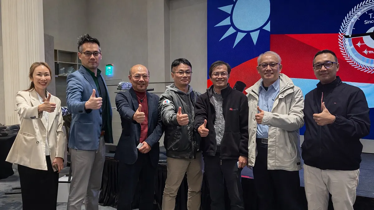台湾ドローン国家チームを率い、重要な役割を担う銘旺科技の周維昆会長(左から3人目)。(写真/鄧亦涵撮影)