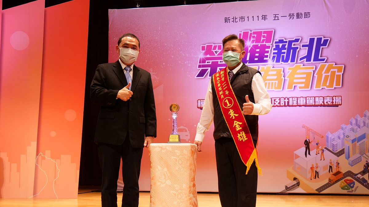 朱金雄擔任885路線公車駕駛員,遇到買菜搭公車回家的長者,便主動下車幫忙提菜籃並且安排座位,得到乘客讚許。(圖/新北市交通局提供) 朱金雄擔任885路線公車駕駛員,遇到買菜搭公車回家的長者,便主動下車幫忙提菜籃並且安排座位,得到乘客讚許。(圖/新北市交通局提供)