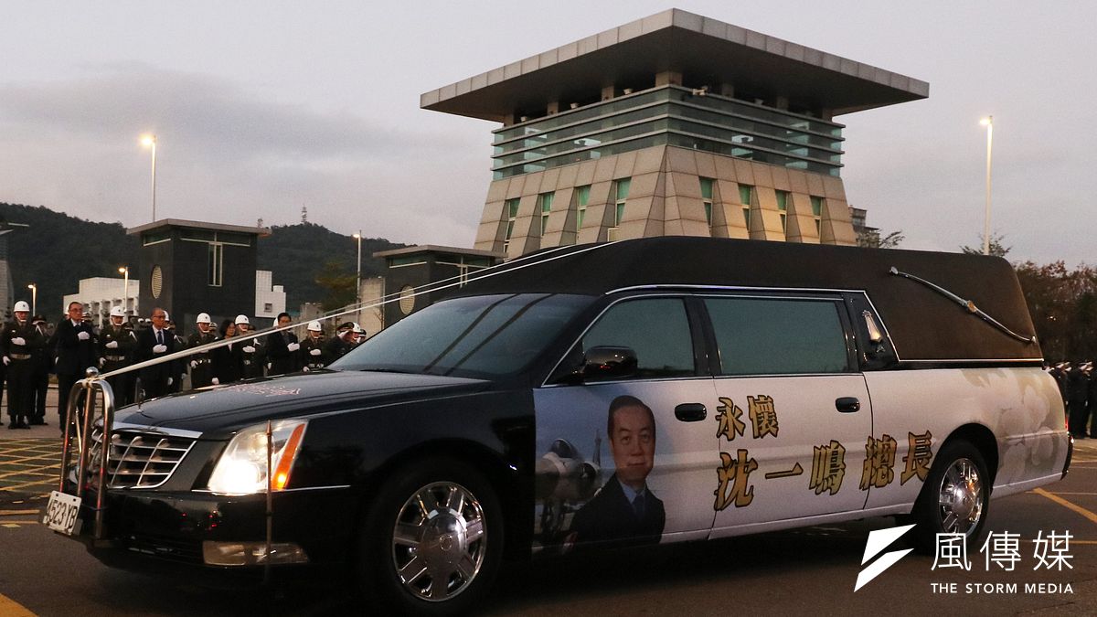 8位在黑鷹直升機事故中殉職的將士14日將啟動啟靈儀式,行經敦化南北路。中華文化總會今(13)日在臉書發文籲民眾前往沿途致敬點致意。(蘇仲泓攝) 8位在黑鷹直升機事故中殉職的將士14日將啟動啟靈儀式,行經敦化南北路。中華文化總會今(13)日在臉書發文籲民眾前往沿途致敬點致意。(蘇仲泓攝)