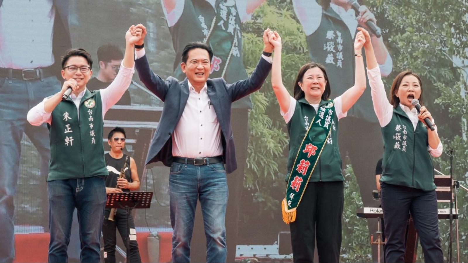 邱莉莉競總成立湧逾5千人!淚訴3年半官司煎熬 黃偉哲、陳亭妃同台力挺 跨黨派議員齊聚展人脈
