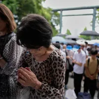 戦没した家族を追悼するため、東京の靖国神社を訪れる多くの参拝者。(写真/AP通信) 戦没した家族を追悼するため、東京の靖国神社を訪れる多くの参拝者。(写真/AP通信)