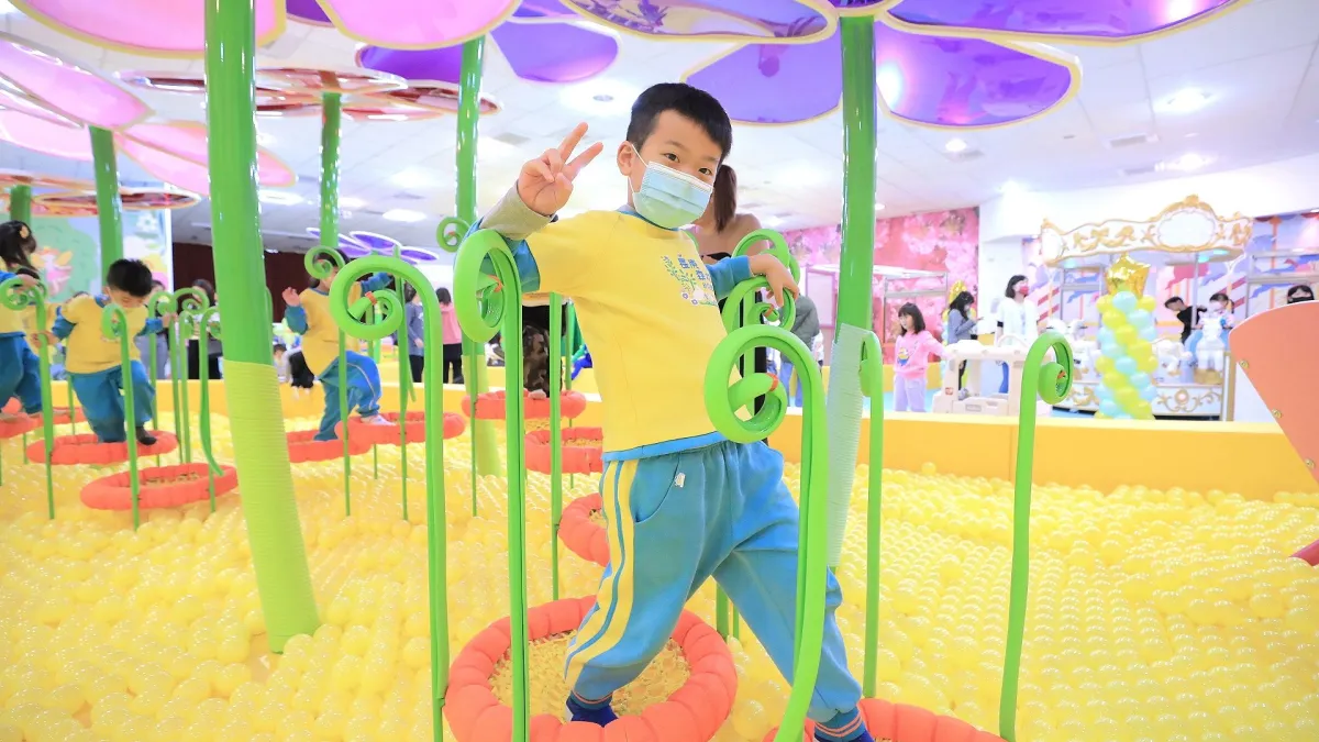 中正區、中山區的室內兒童樂園試營運,圖為中山區室內兒童樂園色彩繽紛的花朵造型遊具。(圖/基隆市政府提供)