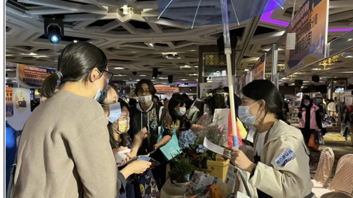 水保局南投分局16日攜手台中市旅行商業同業公會,於台中潮港城國際美食會館舉辦「2022國民旅遊同業媒合嘉年華會」。(圖/水土保持局)