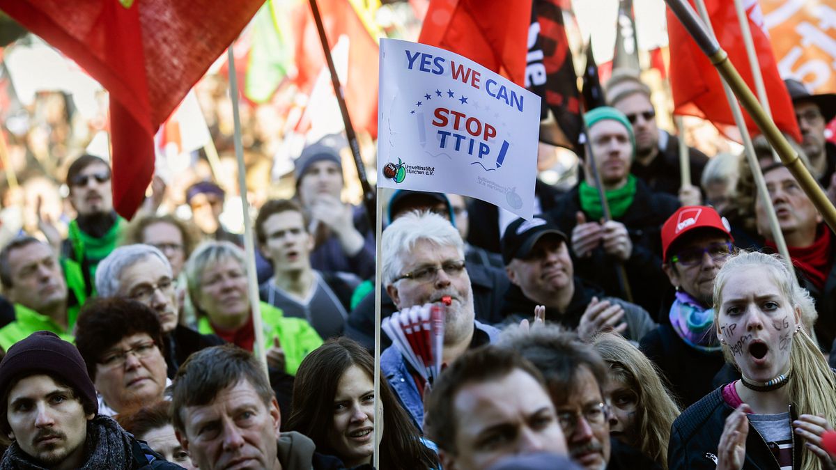 德國反全球化、反自由貿易民眾抗議TTIP談判。(資料照,美聯社) 德國反全球化、反自由貿易民眾抗議TTIP談判。(資料照,美聯社)