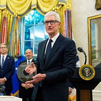 2025年8月6日、アップルCEOクックがホワイトハウスでトランプ氏に「アメリカ製造」のガラス記念牌を贈呈(AP通信) 2025年8月6日、アップルCEOクックがホワイトハウスでトランプ氏に「アメリカ製造」のガラス記念牌を贈呈(AP通信)