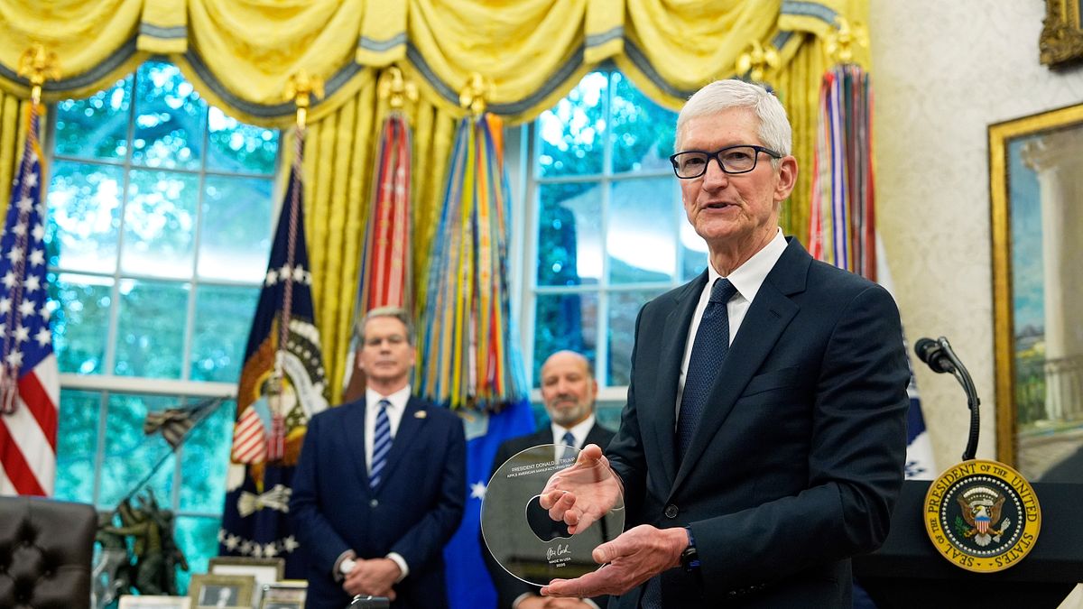 2025年8月6日、アップルCEOクックがホワイトハウスでトランプ氏に「アメリカ製造」のガラス記念牌を贈呈(AP通信) 2025年8月6日、アップルCEOクックがホワイトハウスでトランプ氏に「アメリカ製造」のガラス記念牌を贈呈(AP通信)