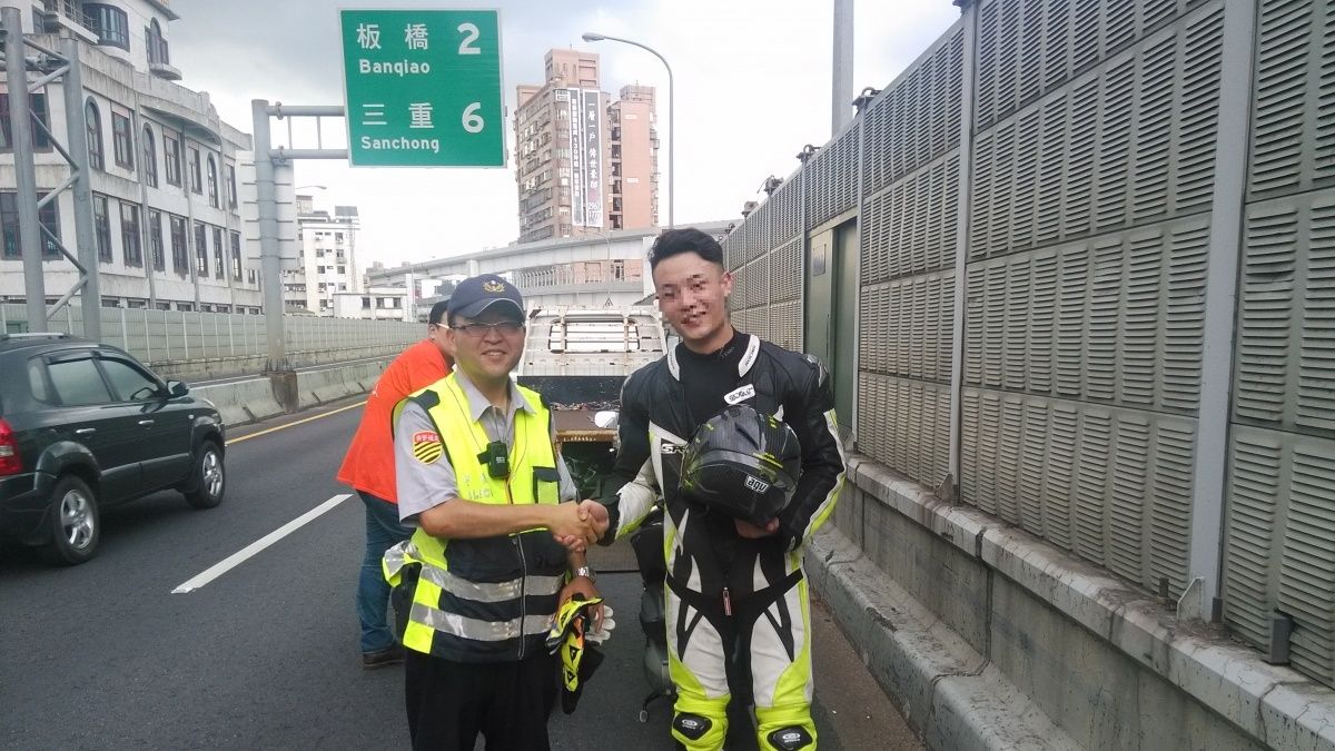 台64線一重機爆胎 熱心交警協助駕駛解圍 台64線一重機爆胎 熱心交警協助駕駛解圍