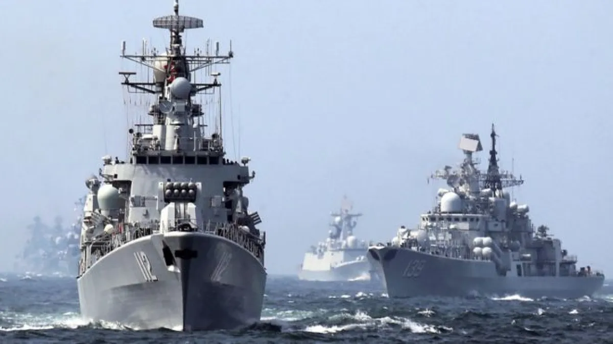 中國海軍的哈爾濱號導彈驅逐艦和寧波號驅逐艦(右)2014年5月24日在東海參加中俄聯合軍事演習。(BBC中文網)