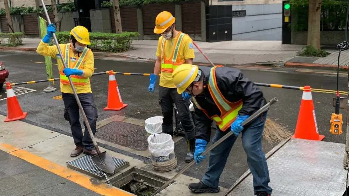 北市環保局因應梅雨及颱風季節,針對低窪地區加強清疏。(圖/臺北市政府環境保護局提供)