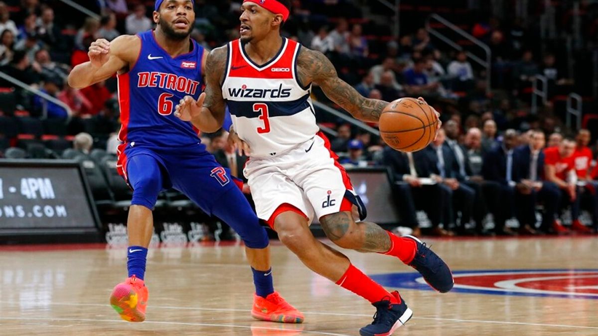 比爾(右)走步影片被瘋狂轉載,聯盟裁判卻認定沒有違例。(美聯社) 比爾(右)走步影片被瘋狂轉載,聯盟裁判卻認定沒有違例。(美聯社)