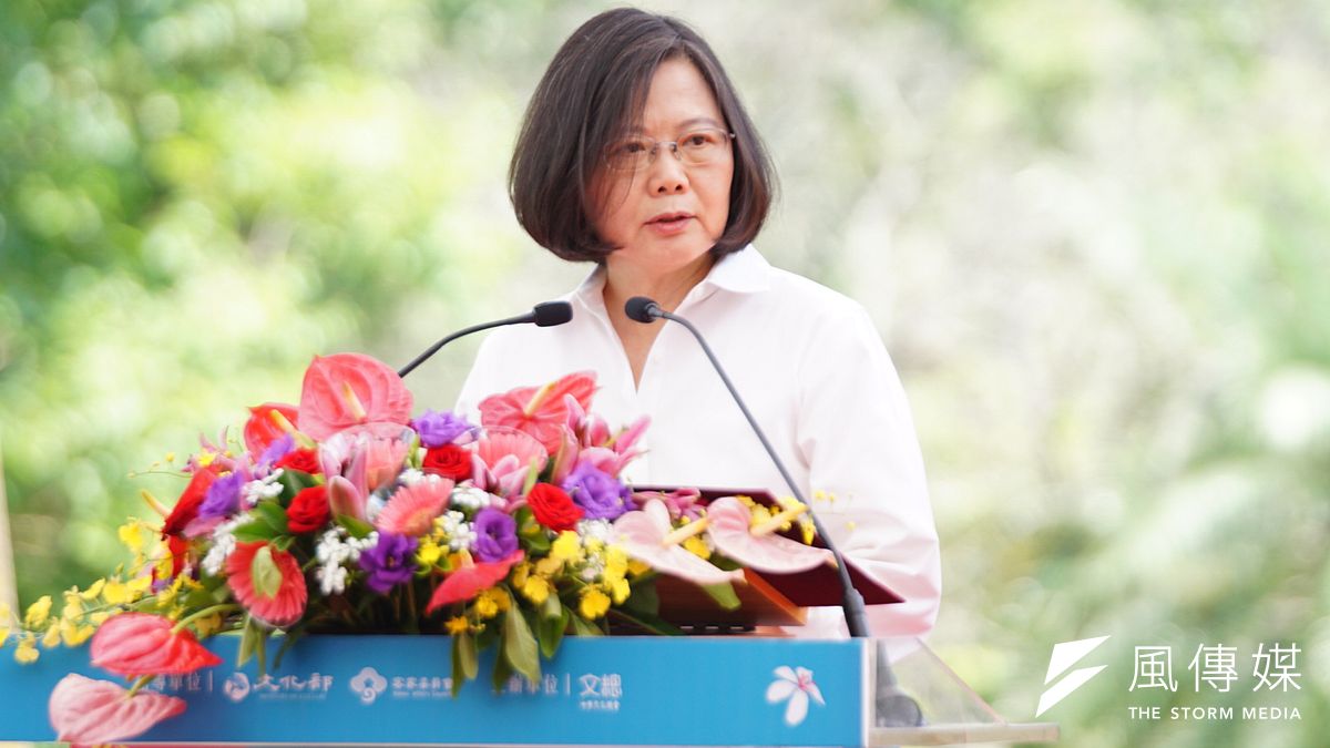 總統蔡英文出席「2017仲夏來尞藝文聯誼茶會」,值得注意的是,蔡英文致詞時,全程未提「中華」兩字。(盧逸峰攝) 總統蔡英文出席「2017仲夏來尞藝文聯誼茶會」,值得注意的是,蔡英文致詞時,全程未提「中華」兩字。(盧逸峰攝)