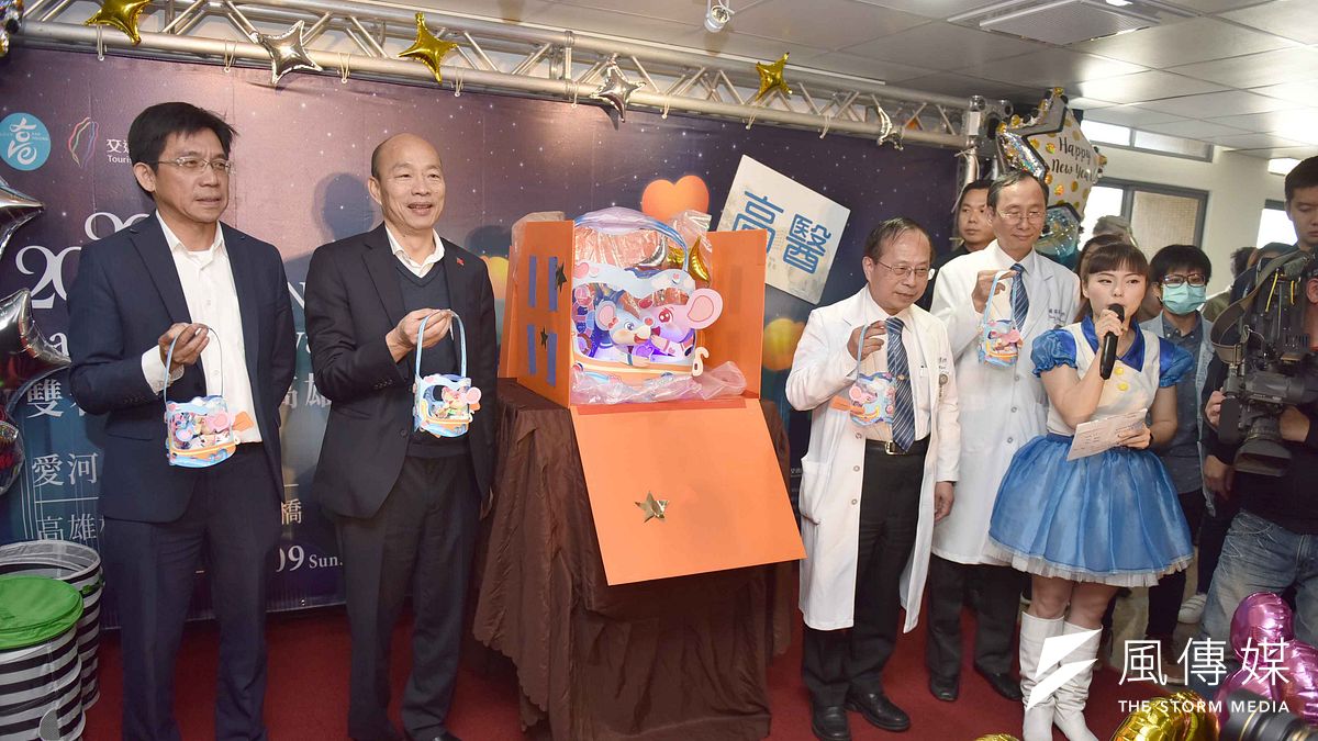 高雄市長韓國瑜(左2)與觀光局長邱俊龍(左1)溫馨送暖關懷院童。(圖/徐炳文攝) 高雄市長韓國瑜(左2)與觀光局長邱俊龍(左1)溫馨送暖關懷院童。(圖/徐炳文攝)