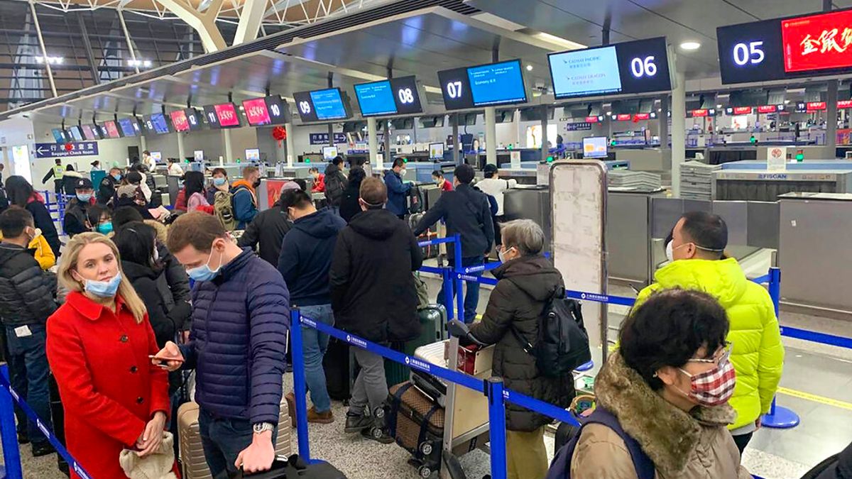 武漢肺炎疫情升高,北京首都機場的遊客也紛紛戴起口罩。(美聯社) 武漢肺炎疫情升高,北京首都機場的遊客也紛紛戴起口罩。(美聯社)